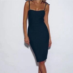 SNDYS ribbed stretch black dress
Tie up shoulders / adjustable XS